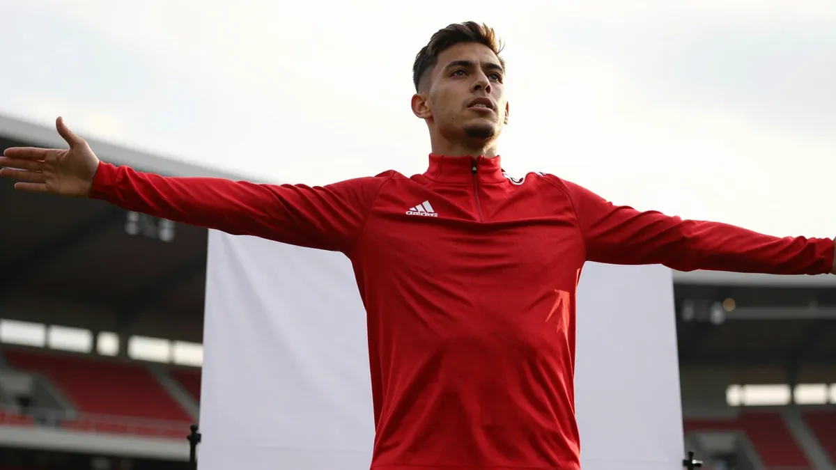 Der 19-jährige Augsburg-Verteidiger hat sich nach langer Überlegung für die DFB-Auswahl entschieden und damit...