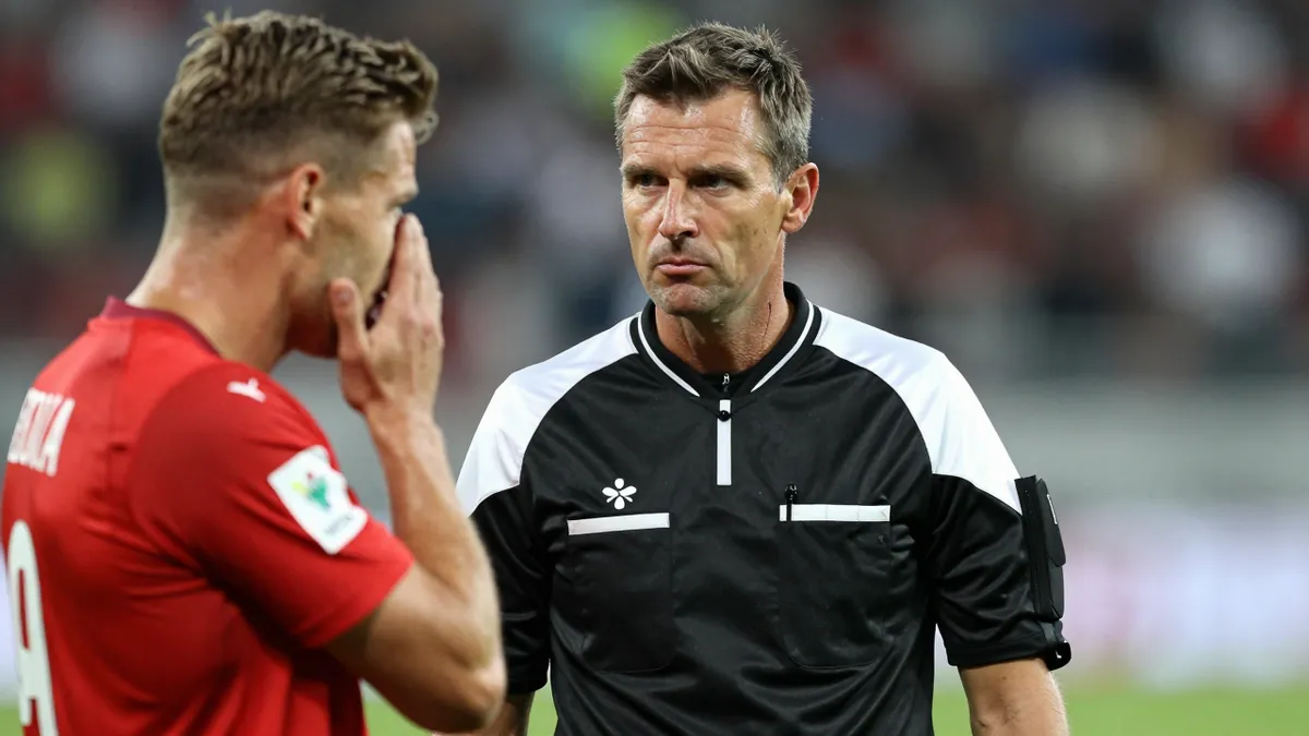 Deutsche Fußballregeln: VAR-Kontrolle und Rote Karte für das Bedecken des Mundes
